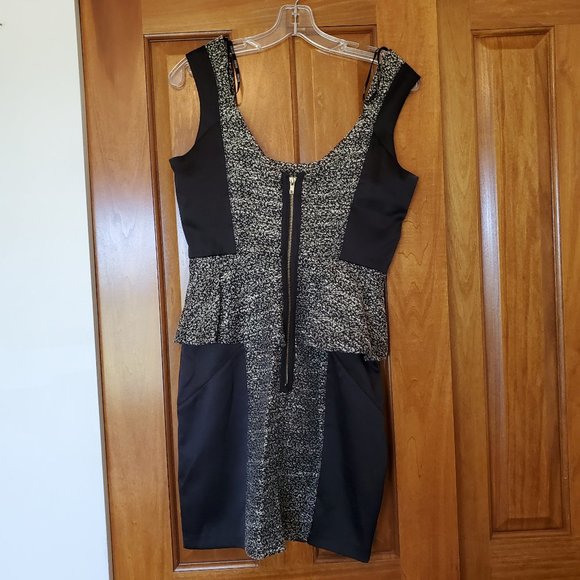 Xoxo Black and gold dress. Size 5/6 size small. Heathered stitching. Like new - Picture 6 of 7